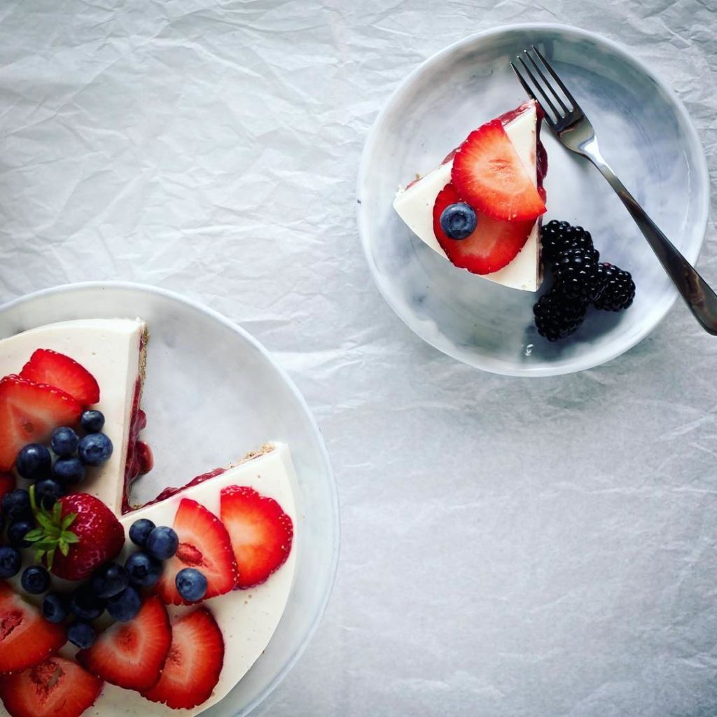 Veganer Frischkäsekuchen mit Beerenfüllung. Einfach gesund backen