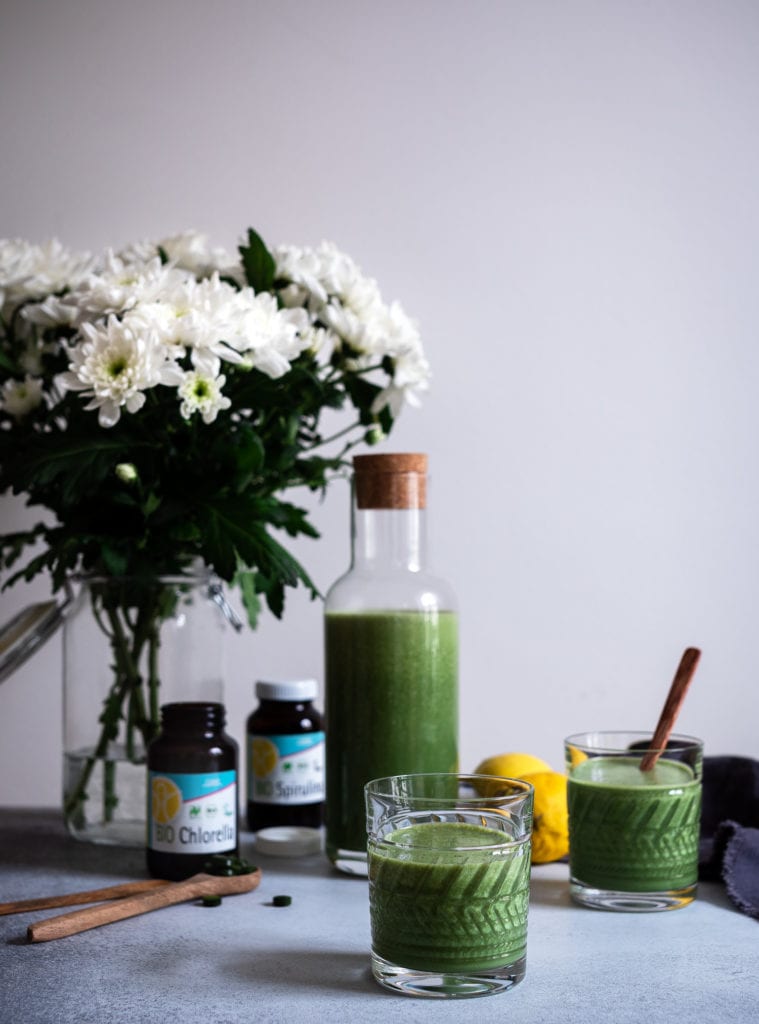 Grüner Smoothie mit Algen. Chlorella und Spirulina Smoothie 