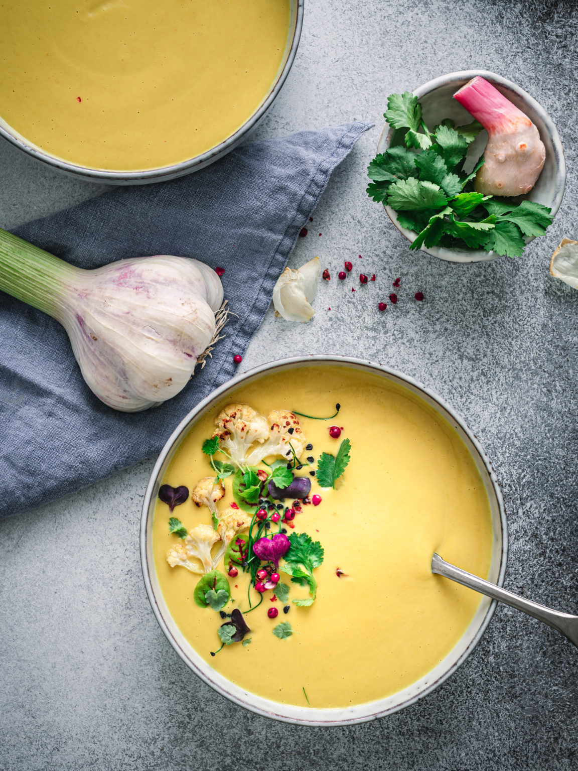 Ayurvedische Kokossuppe mit geröstetem Blumenkohl und Kurkuma