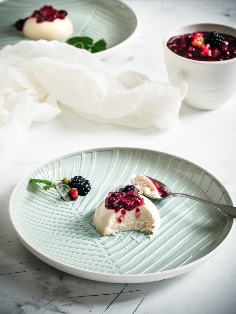 Vegane Panna Cotta mit Tonkabohne &amp; rote Grütze mit Granatapfel ...