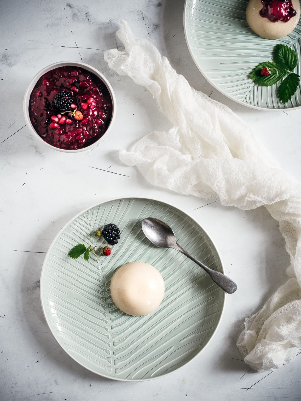 Vegane Panna Cotta mit Tonkabohne &amp; rote Grütze mit Granatapfel ...